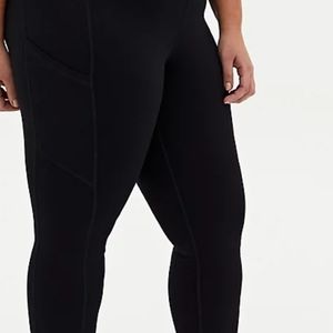BLACK CROP WICKING ACTIVE LEGGING WITH POCKETS